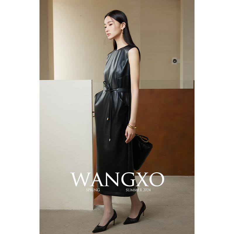 WANGXO｜弹力环保蛋白亲肤PU皮｜圆领无袖系带收腰中长款连衣裙女