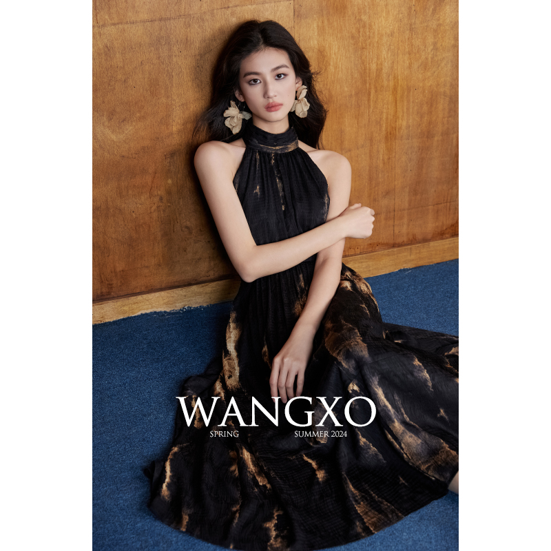 WANGXO｜专柜品质芙蓉缎光泽垂顺｜削肩挂脖收腰大摆撞色连衣裙女