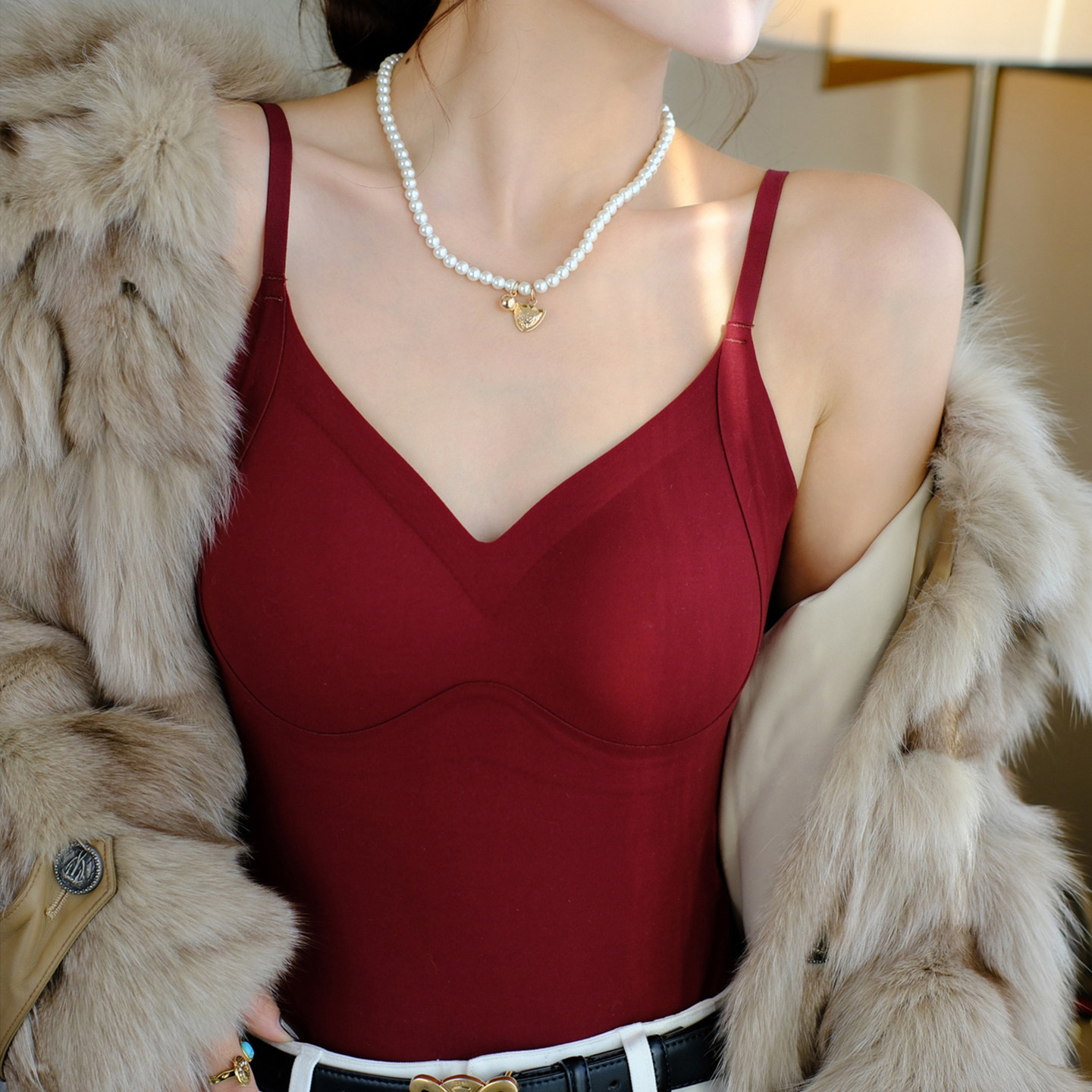 龙妹V领德绒保暖背心吊带带胸垫女内搭2025新款秋冬加绒打底上衣,淘宝优惠券,粉丝福利购,淘宝优惠卷