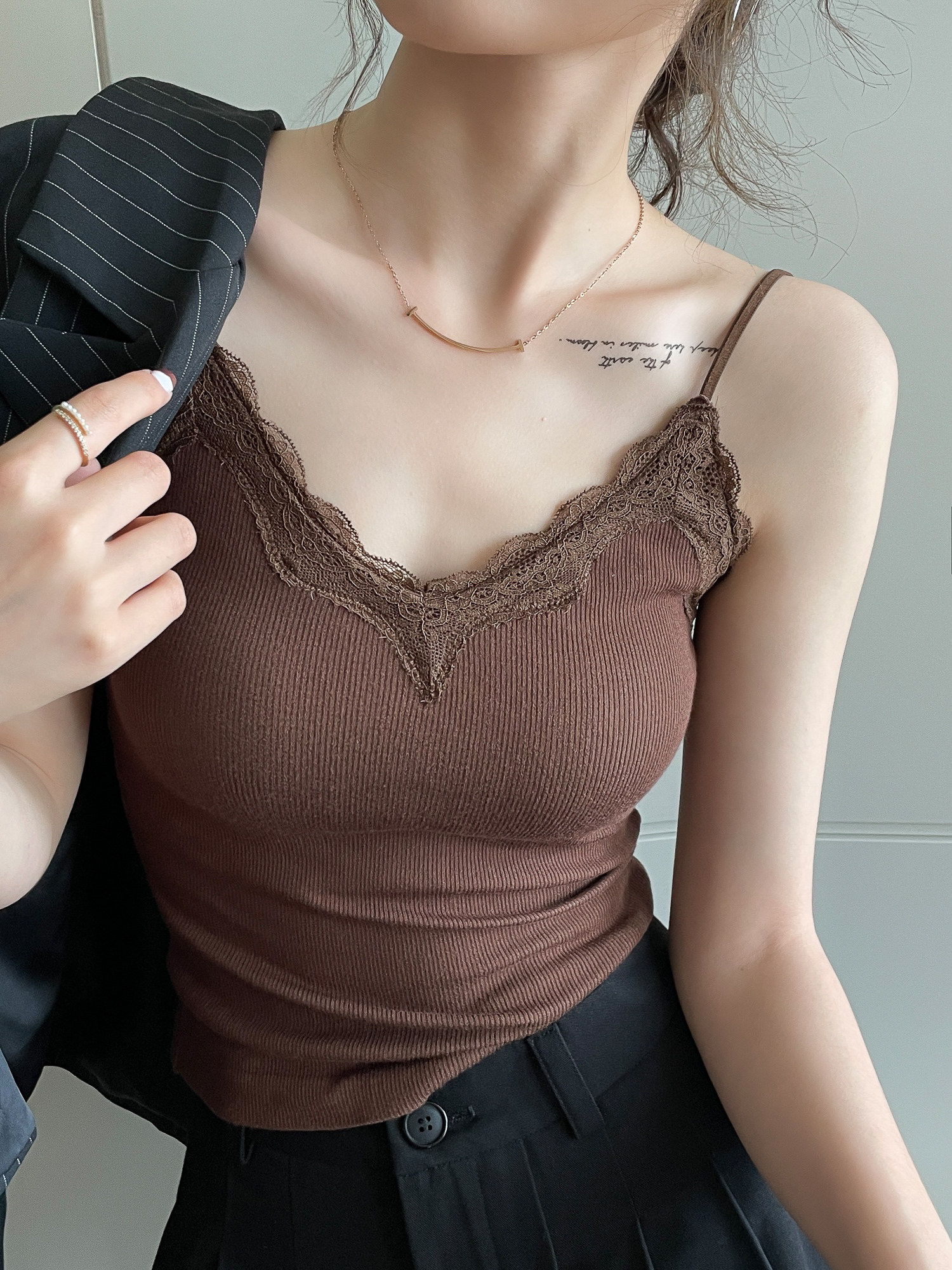 美背蕾丝小吊带背心女夏外穿2024新款内搭带胸垫一体打底v领上衣