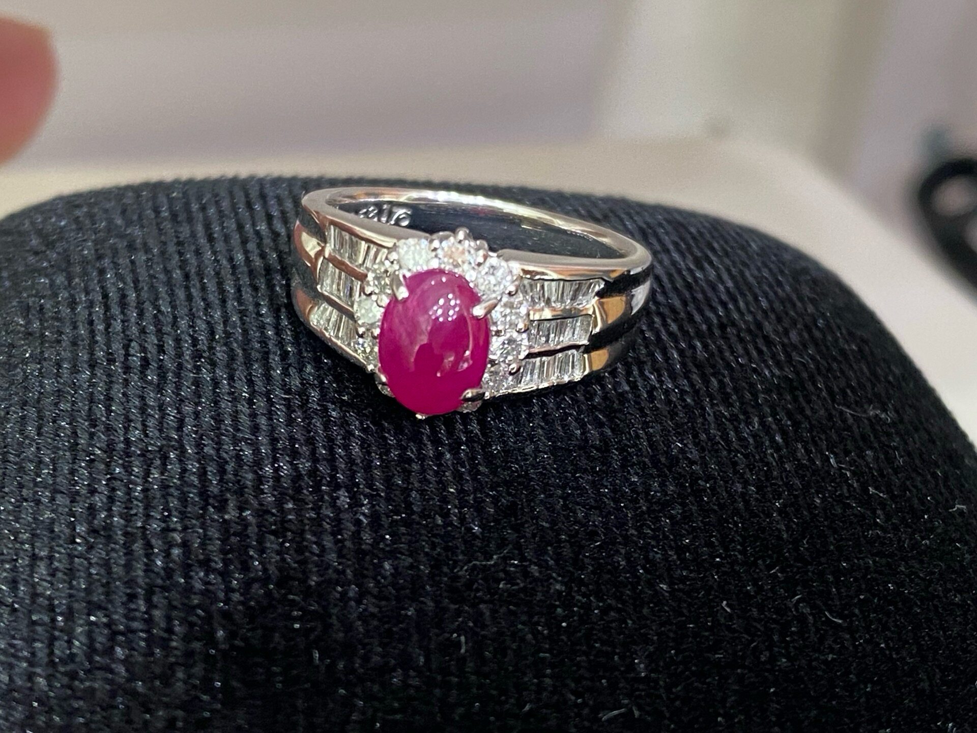 Pt900 thick gold inlaid natural ruby ring, egg surface 1.76 carats diamond 59 cents gold weight 8.2 grams of luxury