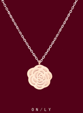 钛钢深雕刻做工山茶花项链轻奢小众女生配饰百搭精致锁骨链颈链潮