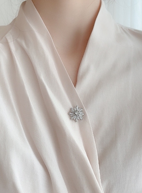 收拢衣服小胸针厚薄百搭领口