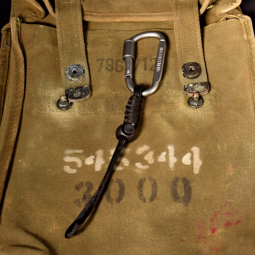 战术高品质D型多功能带锁挂扣8CM登山快挂铝合金背包扣水壶骑行挂 - 图1