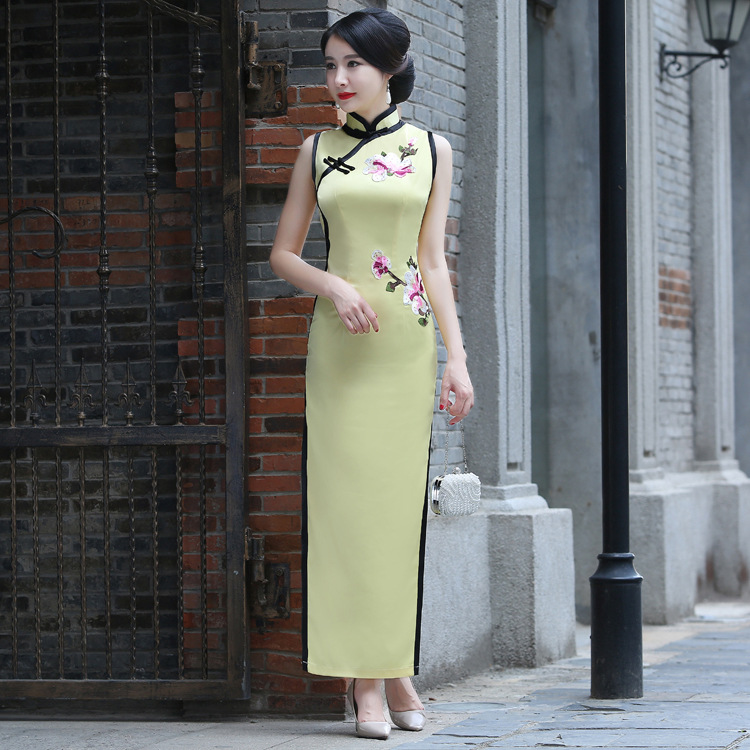 真丝刺绣旗袍长款2025新款夏季无袖白色改良少女走秀演出服订做 - 图1