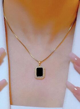 黑色方牌钛钢项链女百搭高级感毛衣链配饰品轻奢锁骨链设计感时尚