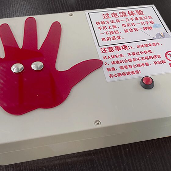 Safety experience simulates electric shock and thousands of people shake the construction site school