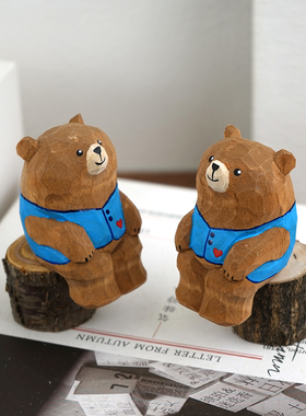 悠闲小熊坐树墩手工木雕小摆件