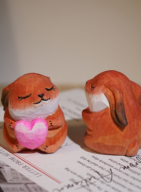 抱爱心小兔子手工木雕小摆件