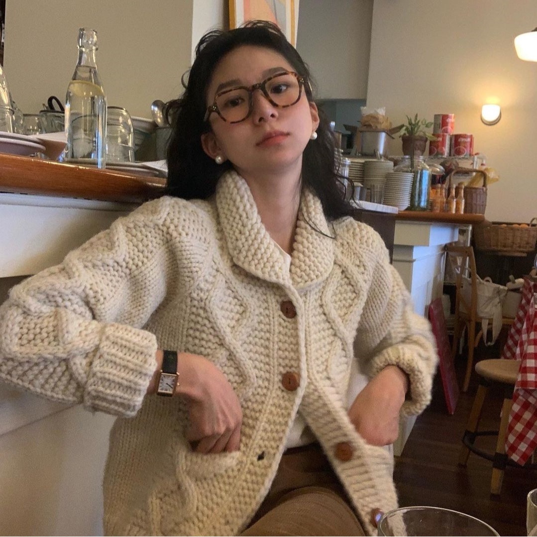 韩国东大门复古翻领重工编织口袋粗棒针麻花针织保暖毛衣外套女 - 图3