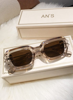 个性茶黄绿红色网红街拍旅游