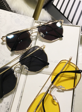 网红街拍墨镜女圆脸男士