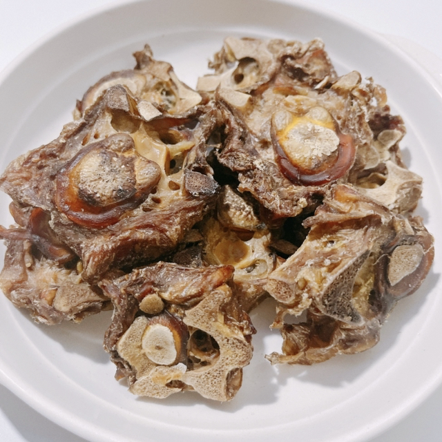 Homemade air-dried beef spine with calcium supplement