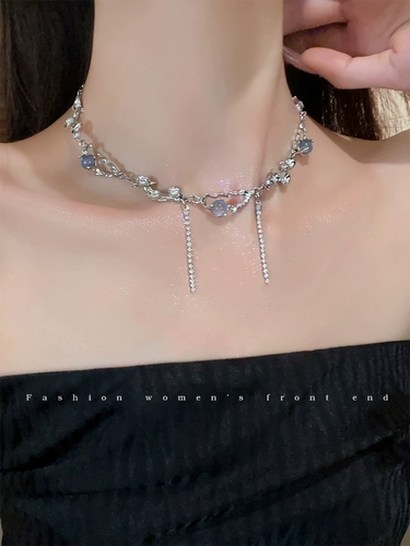 Демисезонная подвеска, ожерелье, небольшой дизайнерский аксессуар, лунный камень, тренд сезона