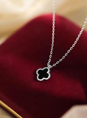 黑色四叶草项链女生2025年新款轻奢小众锁骨链级设计感颈链