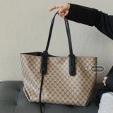 Вместительная и большая сумка через плечо с бантиком