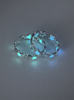 发光的星星！夜光戒指深蓝镂空五角星荧光发光星星指环