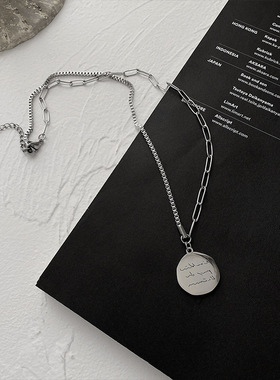 欧美钛钢圆牌字母项链个性冷淡风气质吊坠秋季新品男女潮毛衣链