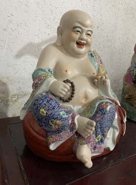 新中式客厅酒店高端弥勒佛摆件景德镇陶瓷笑佛罗汉玄关佛堂菩萨像