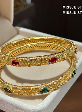 菱格纹镶彩钻仿黄金手镯女经典大气金店同款送节日礼物奢华感