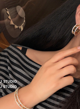 气质优雅奢华感罗马数字镶钻手镯耳环轻奢小众金色手镯生日礼物送