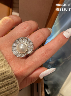 琚小姐珍珠贝壳海螺造型时尚