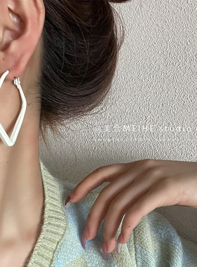 有点乖酷复古奶白色个性极简耳环