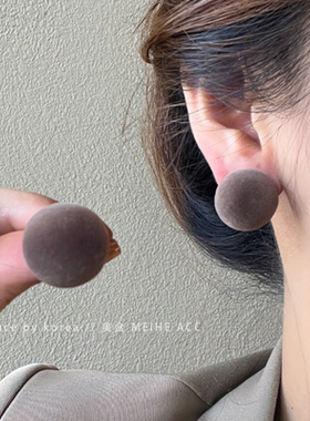 韩版毛绒立体圆球耳钉四色