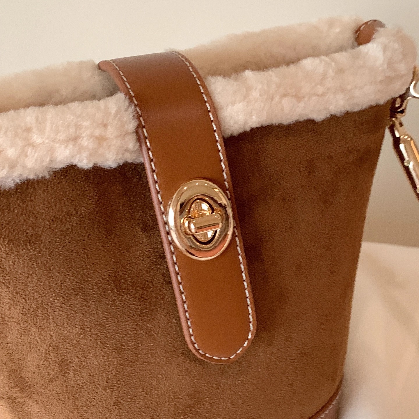 南风Chio2nd 真羊毛暖手栗棕水桶包包女秋冬麂皮毛绒包单肩斜挎包 - 图0