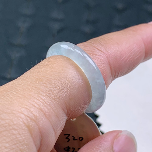 16号缅甸天然A货翡翠 T777 内径17.8/4/3.6mm 白冰细条戒指 - 图3