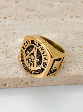 男士欧美风潮流朋克字母戒指 钛钢复古时尚小众轻奢黑金指环戒指