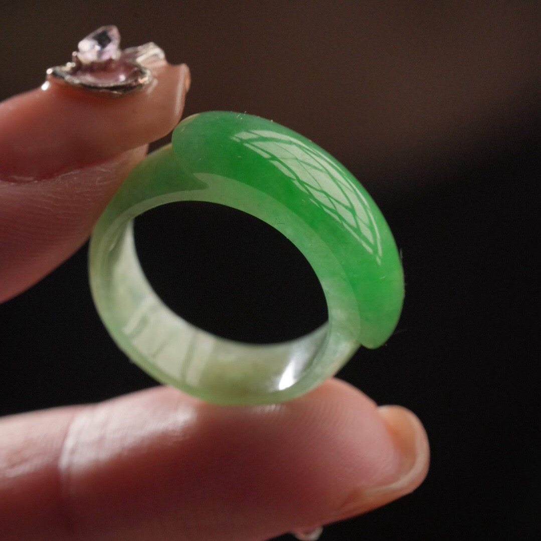 0600100-0 Full product, fine, waxy, sweet, sun green, Laokeng species natural jadeite saddle ring, ring size 18.5