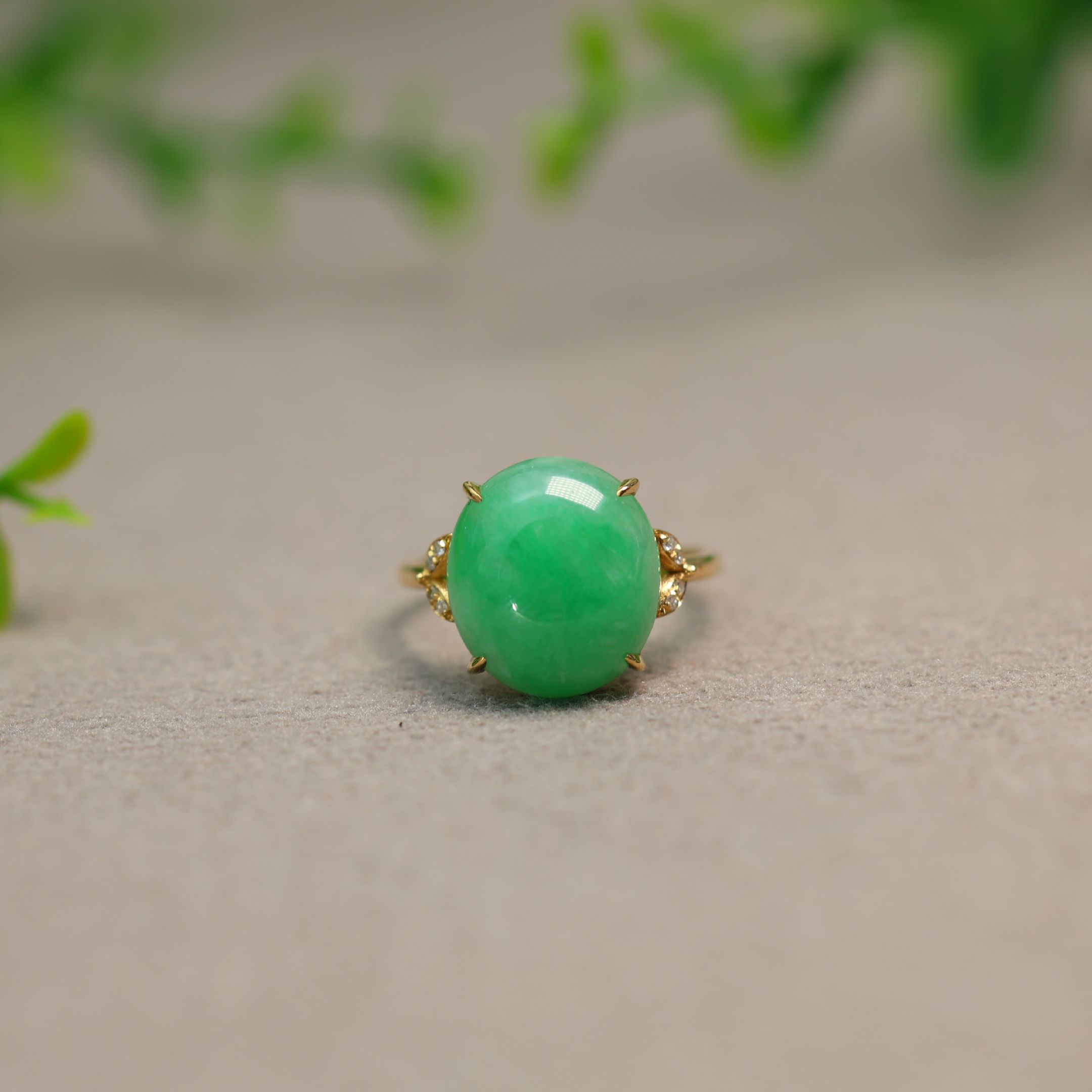 #L010 18K金加钻石镶嵌满色阳绿缅甸天然A货翡翠蛋面戒指女戒 - 图1