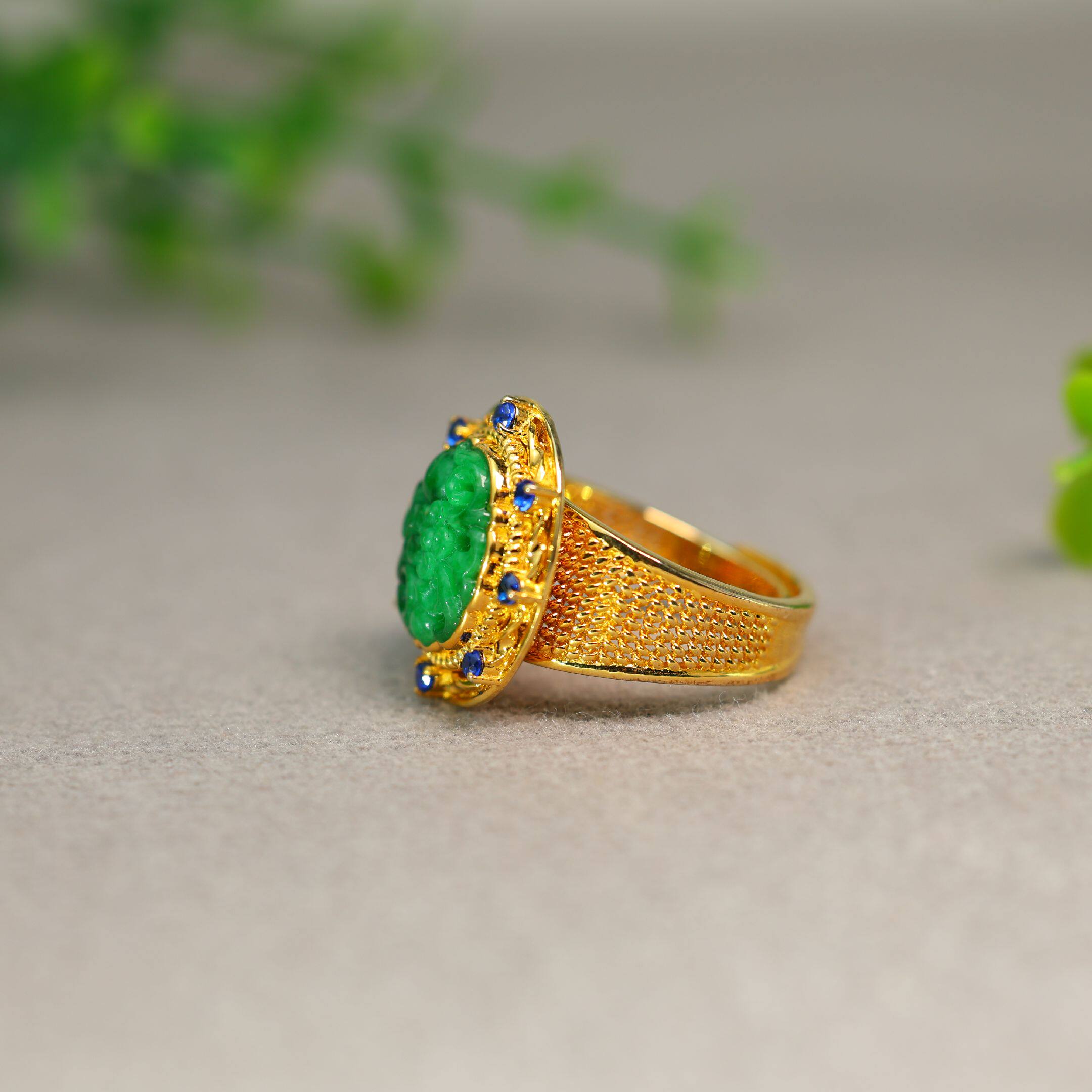 Natural grade A jadeite hollow carved living ring