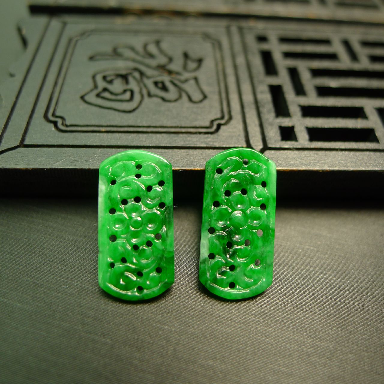 Natural grade A jadeite hollow carved saddle-shaped ring face