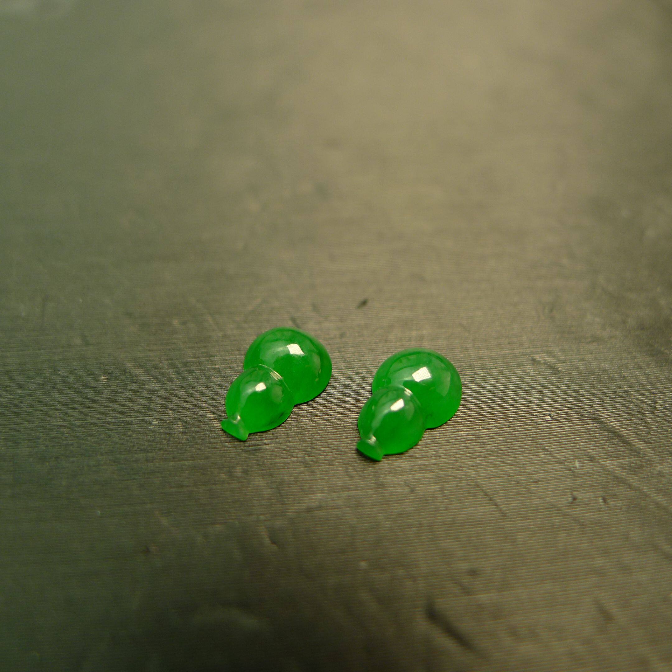 Ice full of green natural grade A jade gourd ring face