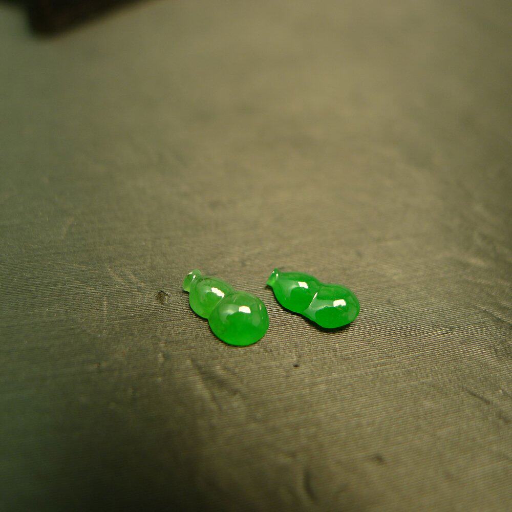 Ice full of green natural grade A jade gourd ring face