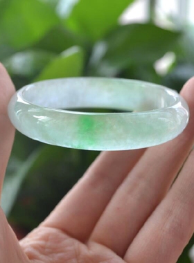 天然贵妃镯椭圆形翡翠玉手镯飘绿冰透女款玉镯子小号椭圆镯大号