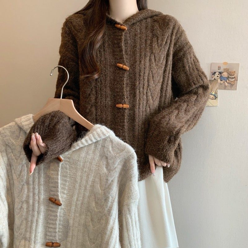 大码女装2025秋冬新款胖MM时尚百搭连帽木扣开衫长袖正肩上衣毛衣,淘宝优惠券,粉丝福利购,淘宝优惠卷