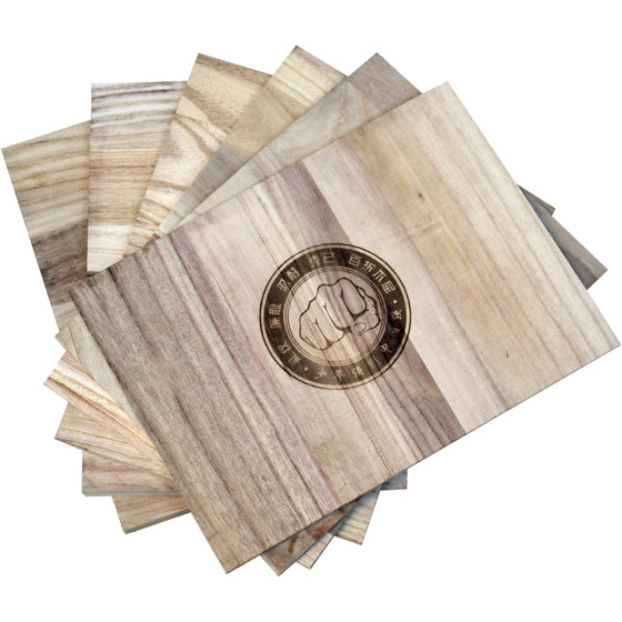 Xiangpai karate taekwondo performance breaks the wooden board
