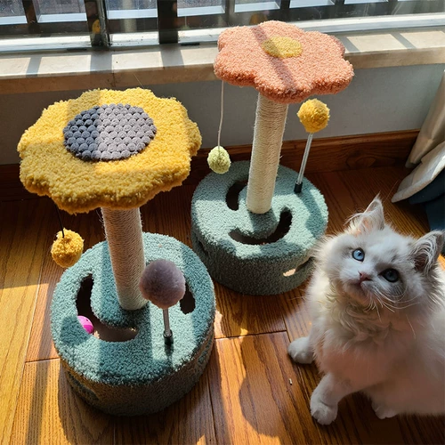 Кошачья стойка маленькая кошачья кошка поймала кошачьи дерево