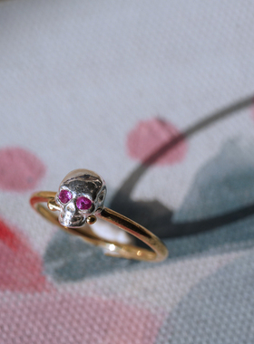 甜酷芭比粉色红宝石骷髅戒指