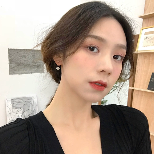 Серьги из жемчуга, маленькие изысканные клипсы, изысканный стиль, яркий броский стиль, без проколов ушей