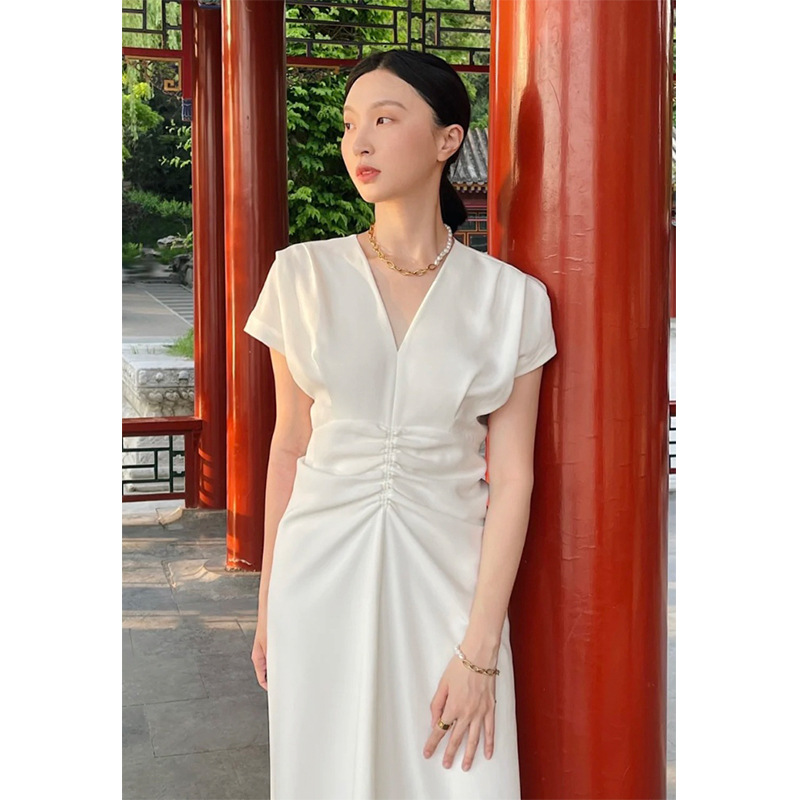 新款高级感气质洋气白色小众设计显瘦法式V领醋酸连衣裙