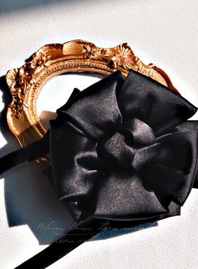 裳五拾典缎面花朵颈链