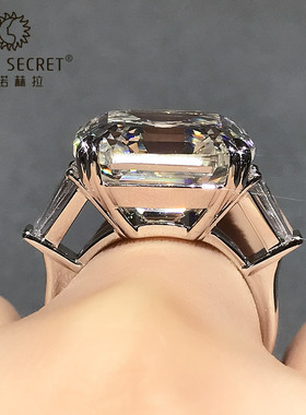 15白钻戒指方形定制金克拉祖母绿