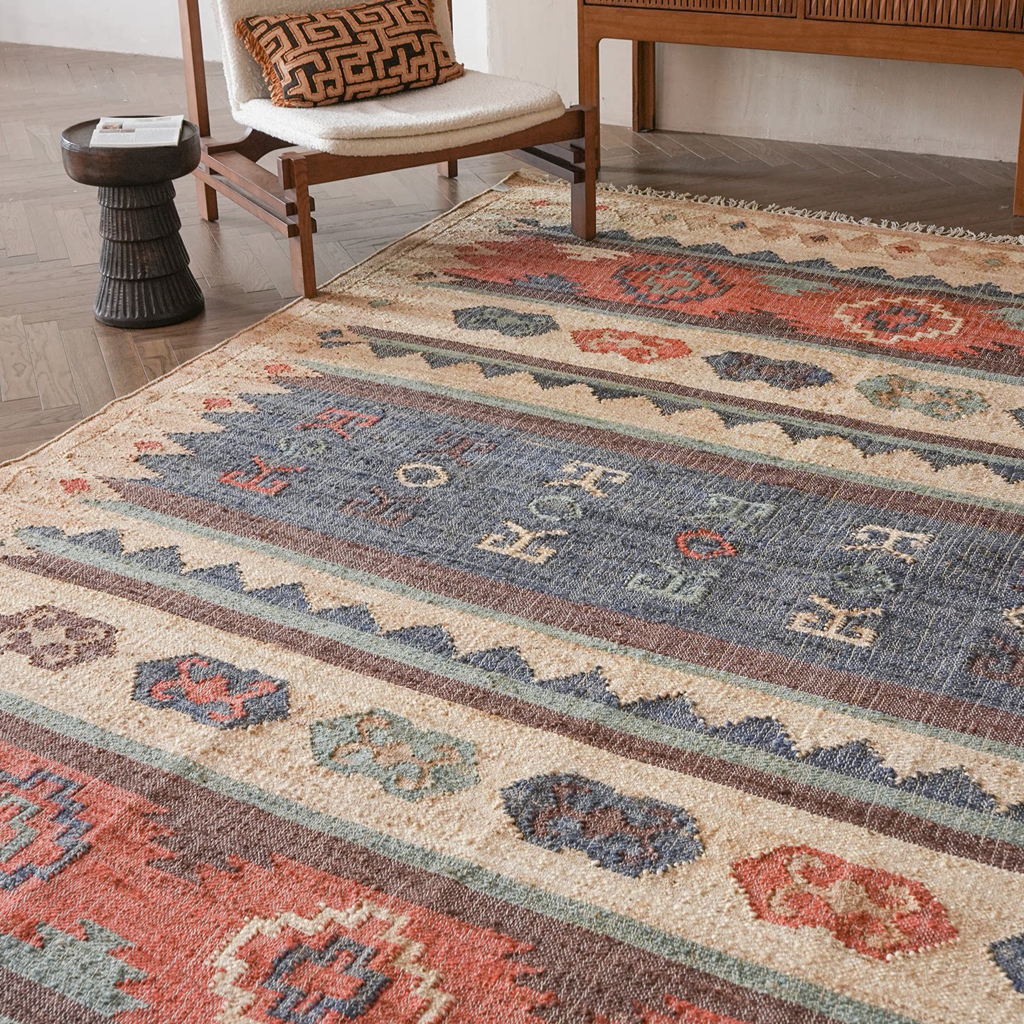 Retro and elegant natural jute hand-woven carpet