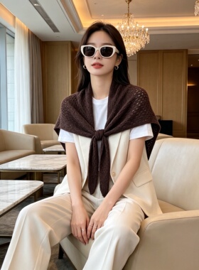 高级感羊毛混纺镂空铜钱花亲肤柔软大三角巾女毛线秋冬披肩搭肩厚
