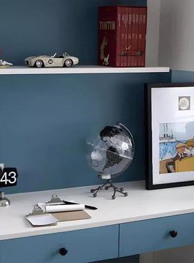 样板间男孩儿童房书桌饰品摆件