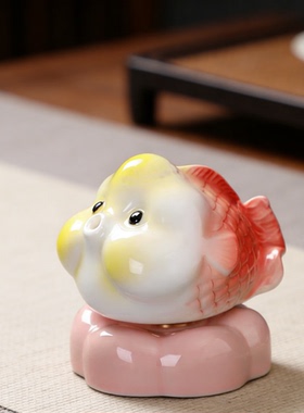2026年新款可爱卡通生肖鱼吉祥物桌面装礼物车载旋转摆件时来运转